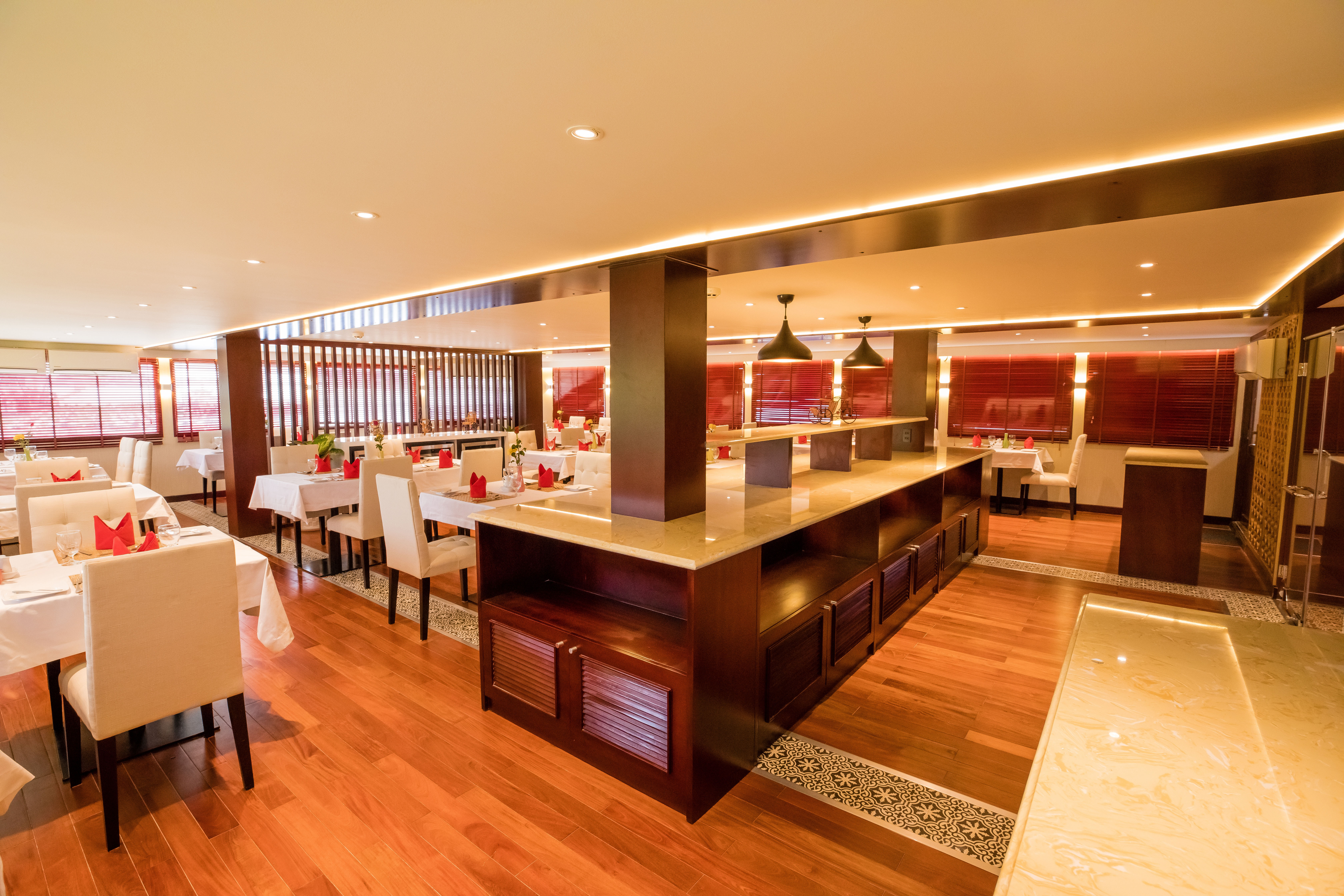 CroisiEurope RV Lan Diep Restaurant 2.jpg